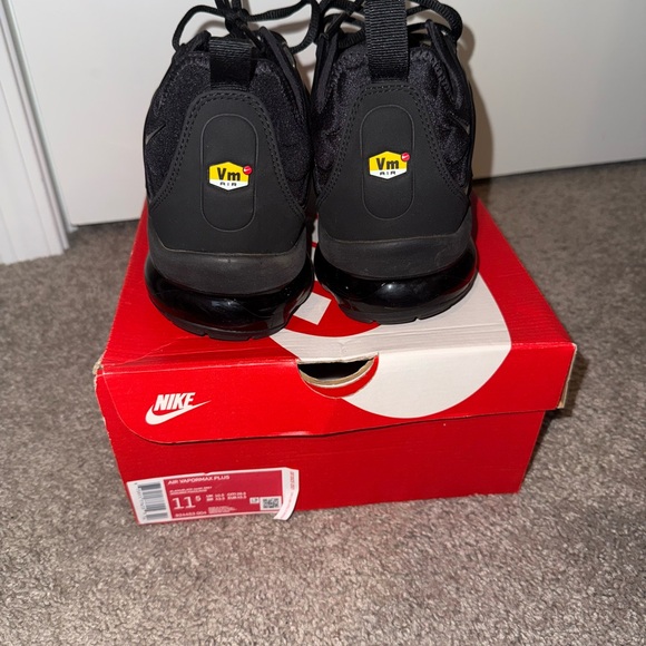 Nike Air Vapormax Plus Black Sneakers - Picture 3 of 4